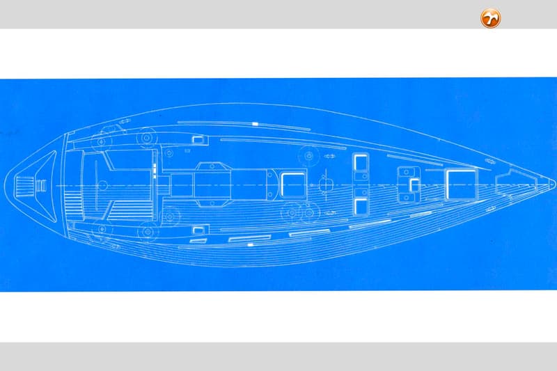 De foto toont een blauwdruk van een boot, met witte lijnen die de contouren en details van het dek weergeven.