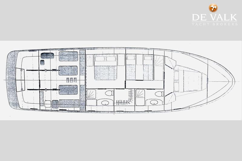 Een blauwdruk van een boot met de indeling van de kajuit, inclusief bedden, badkamers en een trap. — Eurotrawler 1750