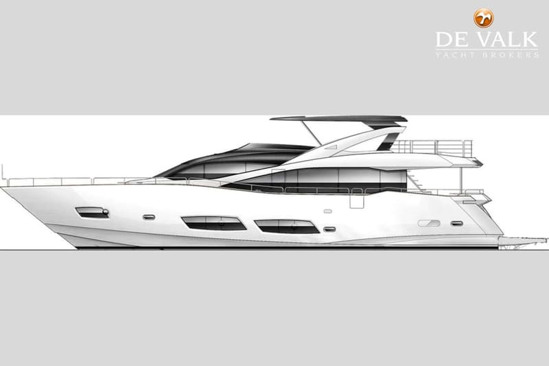 Een zijaanzicht van een witte motorjacht met donkere ramen en een flybridge, met het logo van "DE VALK YACHT BROKERS"…
