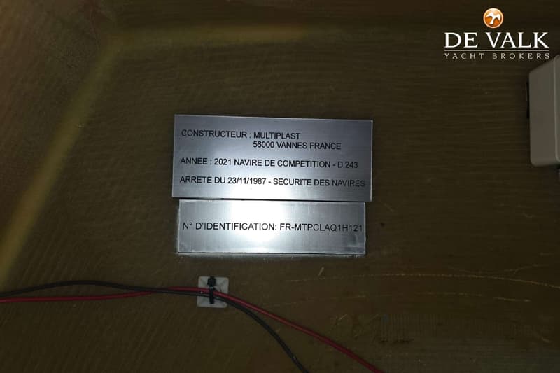 Een metalen plaat met Franse tekst over de constructeur, het jaar, type schip en identificatienummer, bevestigd op een…
