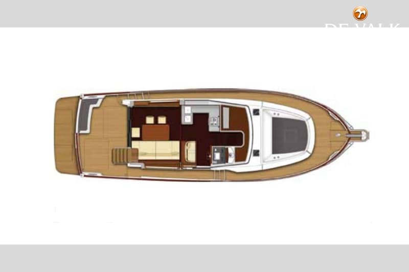 Een bovenaanzicht van een boot met een interieurindeling, inclusief zitgedeeltes, een keuken en een badkamer.
