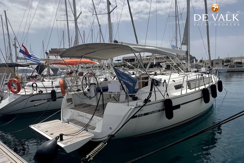 Een witte zeilboot met de naam "cruiser 37" en "Speedy Gonzales" ligt afgemeerd in een haven. — Bavaria Cruiser 37