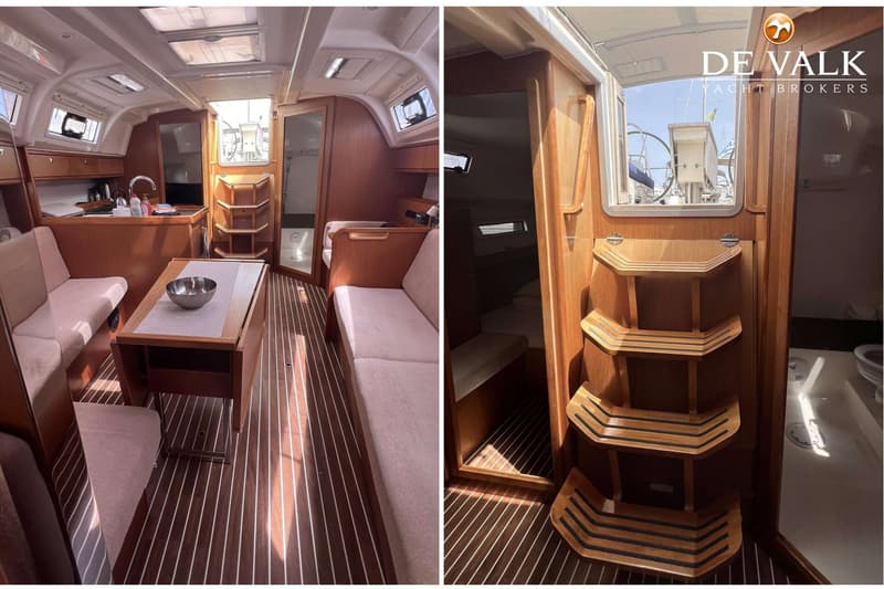 De foto toont het interieur van een boot met een houten vloer, zithoeken, een tafel, een kombuis en een trap naar het dek.