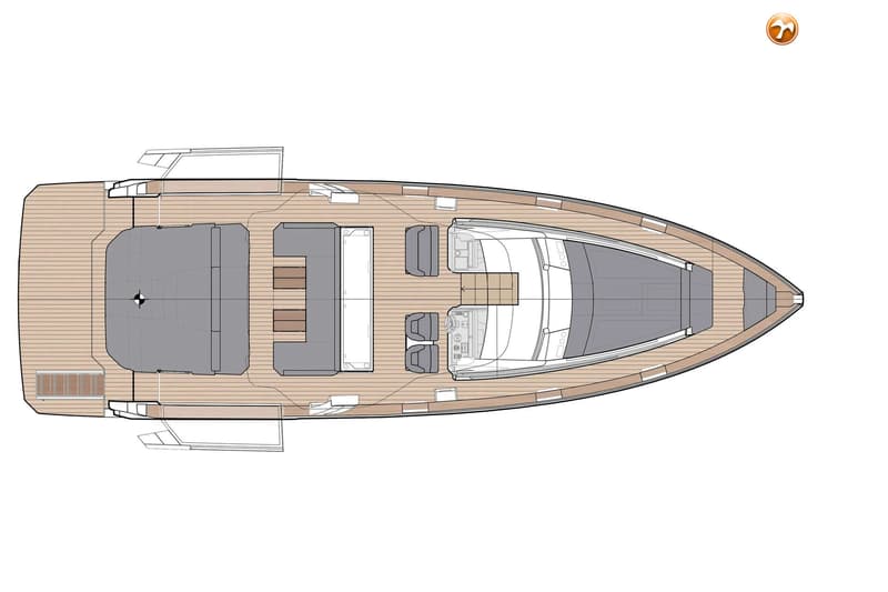 Een bovenaanzicht van een boot met een houten dek, grijze zitplaatsen en een stuurstand. — Fjord 48 OPEN