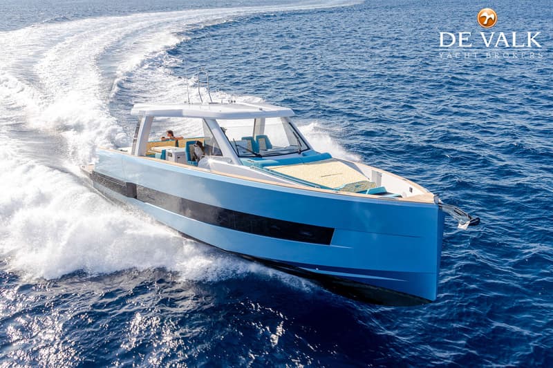 Een blauwe motorboot vaart over het water, met een persoon en een hond aan boord. — Fjord 48 OPEN