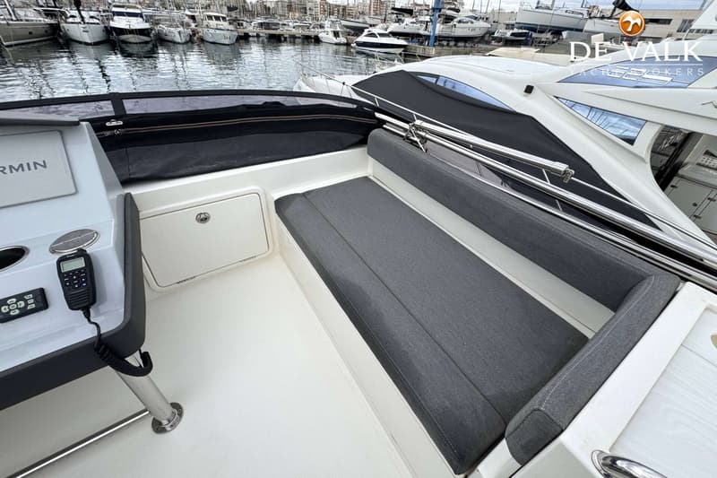 Riviera 39 Open Flybridge foto 15