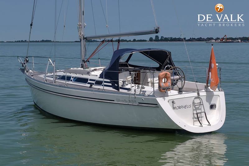 Een witte zeilboot met de naam "MORPHEUS" en "Moody 336" is te zien op het water. — Moody 336