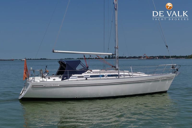 Een witte zeilboot met de naam "Morpheus" en "Moody 336" is te zien op het water onder een helderblauwe lucht. — Moody 336