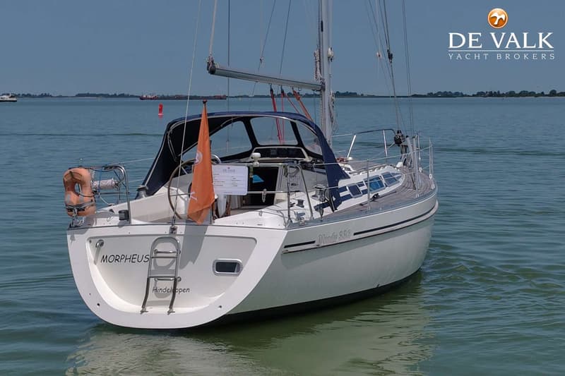 Een witte zeilboot met de naam "MORPHEUS" en "Hindeloopen" op de spiegel, ligt in het water. — Moody 336
