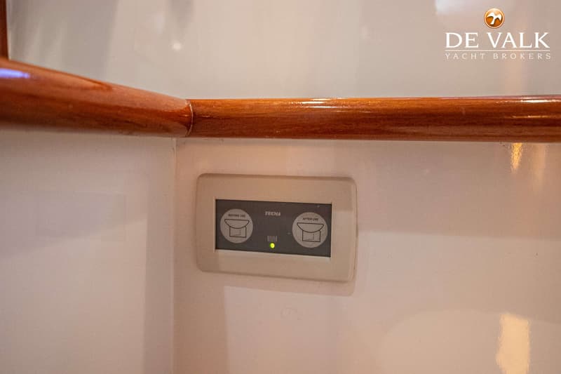 Een Tecma bedieningspaneel met twee knoppen, "BEFORE USE" en "AFTER USE", en een groen lampje.