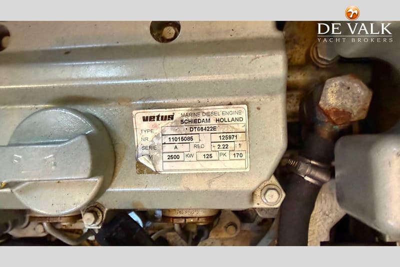 Een close-up van een Vetus marine dieselmotor met een specificatielabel.