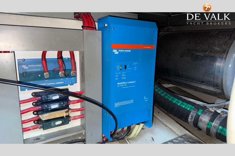 Een blauwe Victron Energy MultiPlus Compact en een Victron Energy ARGOFET Battery Isolator zijn zichtbaar.
