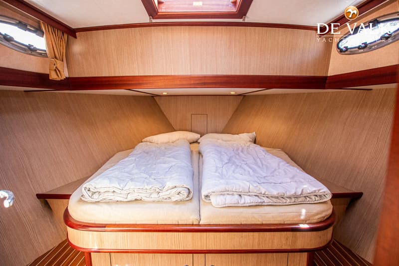 Een kajuit met twee eenpersoonsbedden, twee patrijspoorten met gordijnen en een dakraam. — Gruno 37 Classic