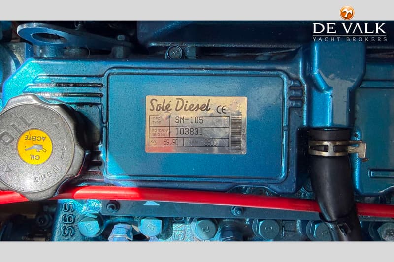 Een close-up van een blauwe Solé Diesel motor met een typeplaatje waarop "SM-105" en "69.90 KW" staan.