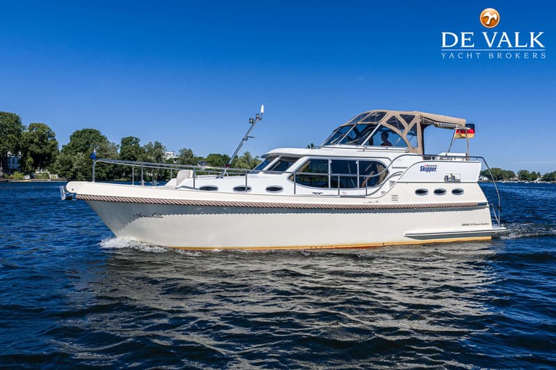 Een witte motorboot met de naam "Annabella" vaart op blauw water onder een heldere hemel. — Gruno 37 Classic