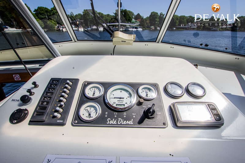 Een close-up van het dashboard van een boot met diverse meters, schakelaars en een digitaal display. — Gruno 36 Classic