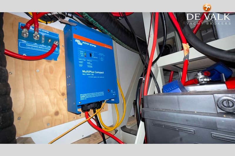 Een Victron Energy MultiPlus Compact omvormer/lader en een Argodiode Battery Isolator zijn gemonteerd op een houten paneel…