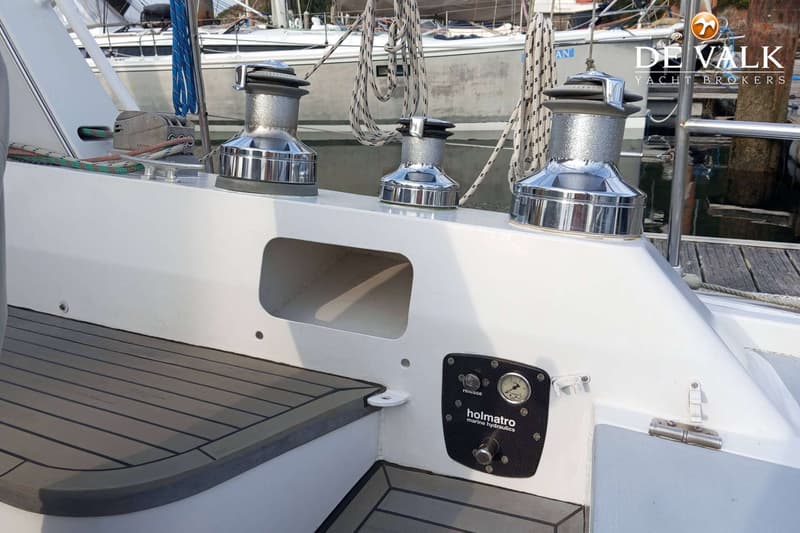 Drie glimmende lieren, een Holmatro bedieningspaneel en een teakhouten dek zijn zichtbaar op de boot. — Van de Stadt 48