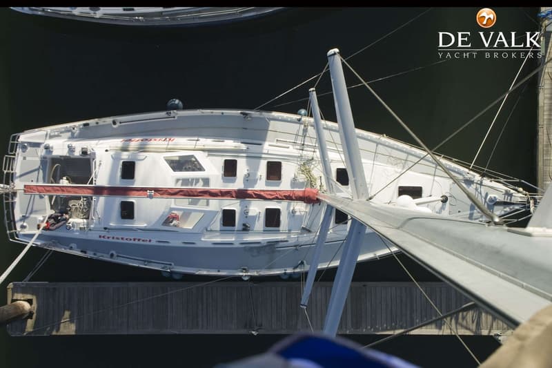 Een witte zeilboot met de naam "Kristoffel" ligt afgemeerd aan een houten steiger. — Van de Stadt 48