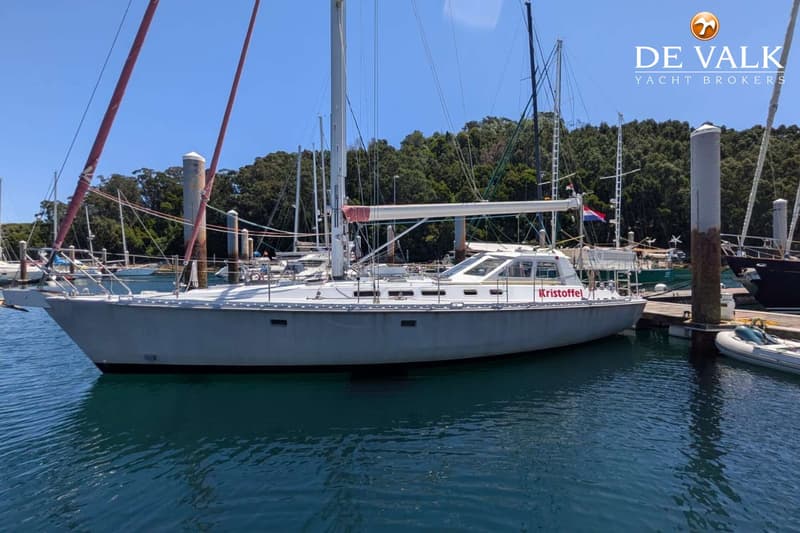 Een witte zeilboot met de naam "Kristoffel" ligt afgemeerd aan een steiger in een haven. — Van de Stadt 48