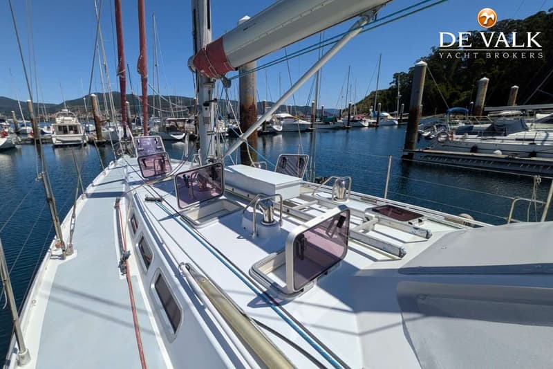 Een bovenaanzicht van het dek van een zeilboot met open luiken in een jachthaven. — Van de Stadt 48