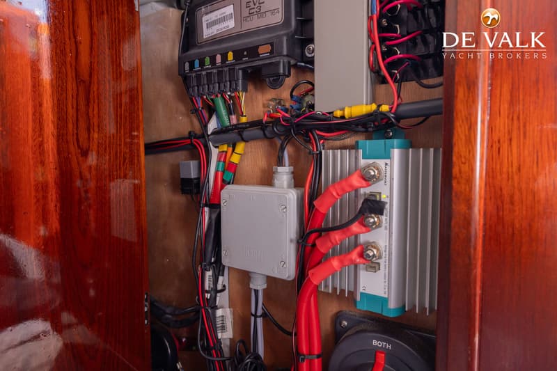 Een close-up van een elektrisch paneel met diverse kabels, een Mastervolt Battery Mate 1602 en een EVC C3 HCU MID 164.