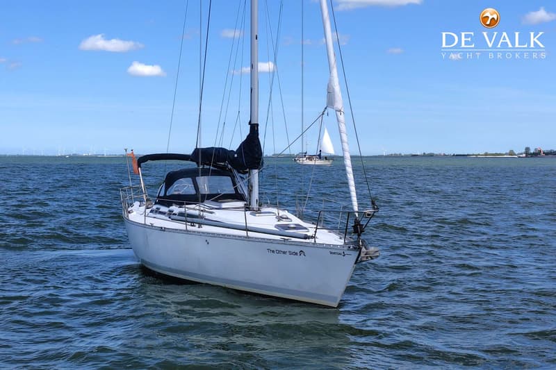 Een witte zeilboot met de naam "The Other Side" en "BENETEAU S" op de boeg vaart op open water. — Beneteau First 405