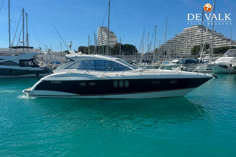 Een witte motorboot met een donkerblauwe romp en de registratie "NI E51965" ligt in een haven. — Absolute 47 HT