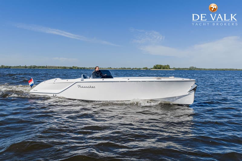 Een witte boot met de naam "Frauscher" vaart op het water met een persoon aan het roer. — Frauscher 858 Fantom Air