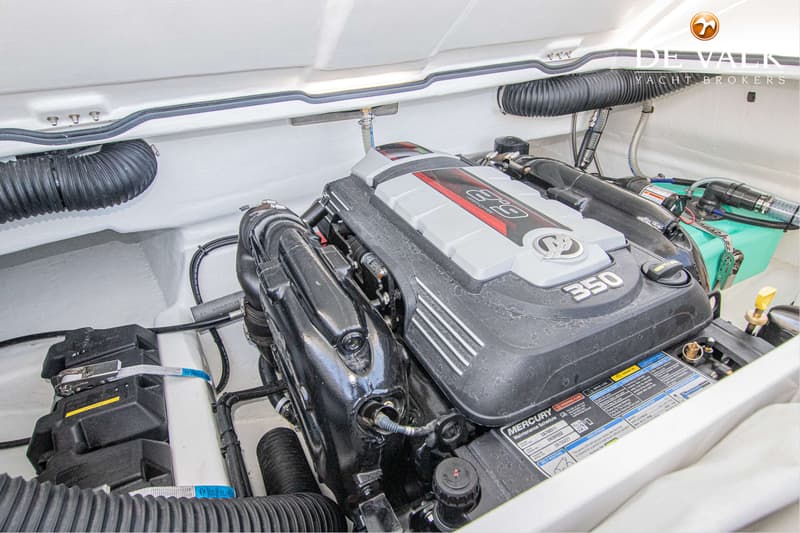 Een close-up van een Mercury 350 binnenboordmotor met de tekst "6.2" en "MerCruiser" op de motorkap.