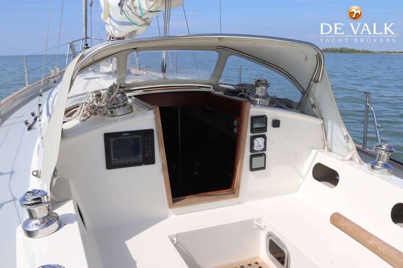 De foto toont de kuip van een zeilboot met een open kajuitingang, navigatie-instrumenten en lieren. — Bornrif 33