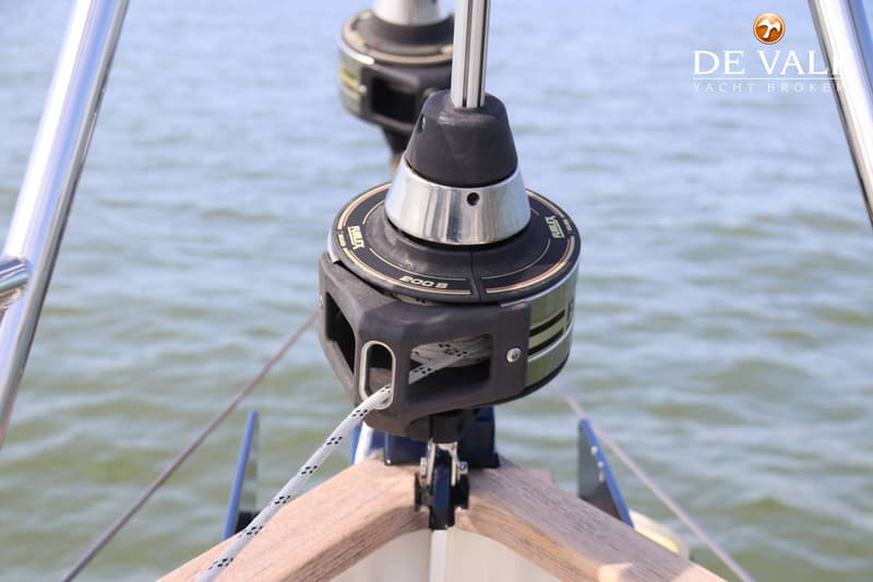 Een detailfoto van een Furlex 200 S rolreefsysteem met een touw erdoorheen, boven water.