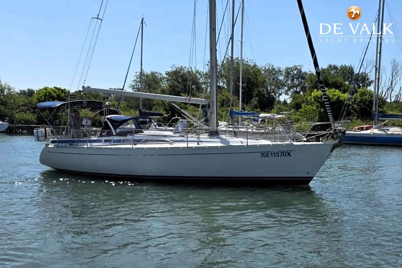 Een witte zeilboot met blauwe accenten en registratienummer 7GE1137DX ligt in het water. — Grand Soleil 38