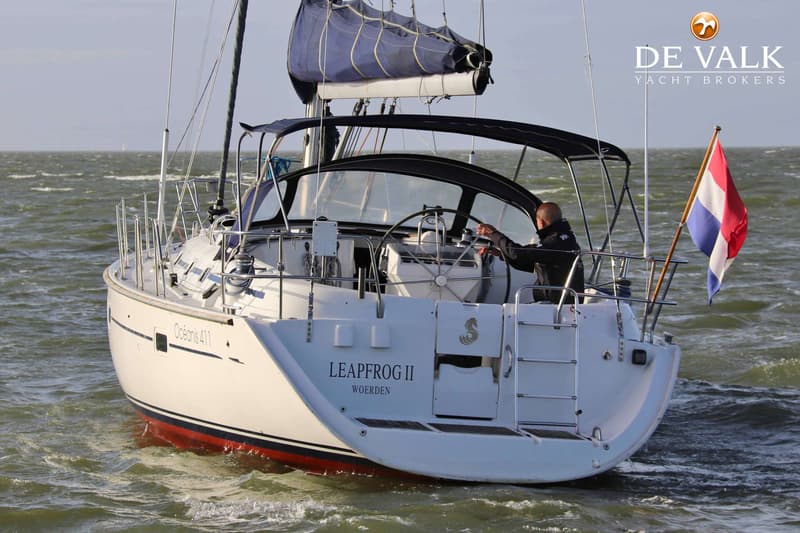 Een witte zeilboot met de naam "LEAPFROG II" en "WOERDEN" op de spiegel, vaart op open water. — Beneteau Oceanis 411