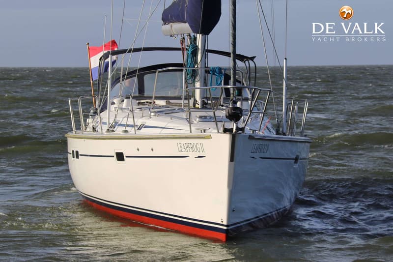 Een witte zeilboot met de naam "LEAPFROG II" op de romp en een Nederlandse vlag aan de achtersteven, vaart op woelig water.