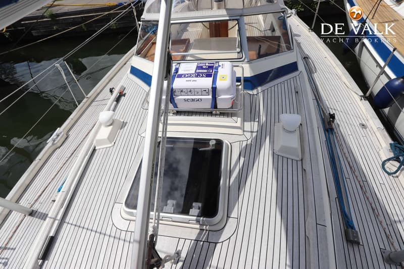 Een bovenaanzicht van het dek van een zeilboot met een reddingsvlot en luiken. — Hallberg Rassy 39