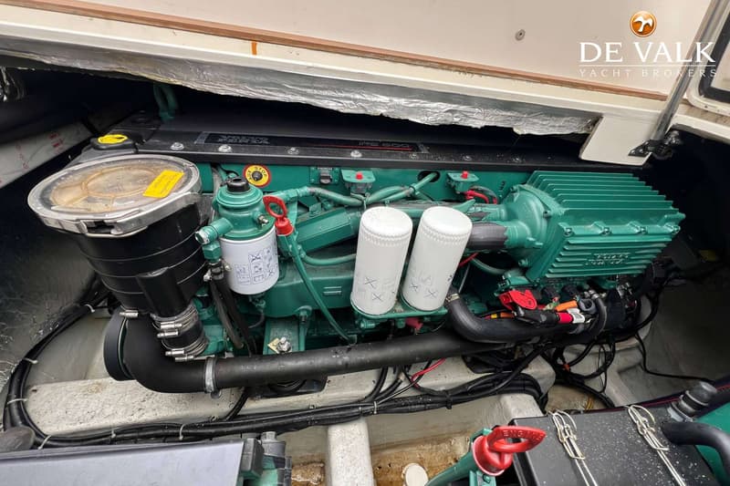 Een close-up van een groene Volvo Penta IPS 600 scheepsmotor met filters en bedrading.