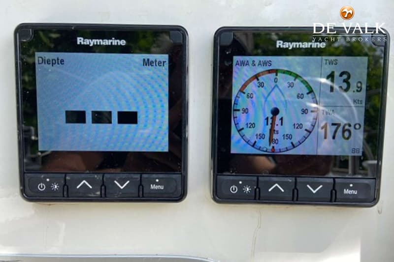Twee Raymarine displays tonen diepte en windinformatie, met "DE VALK YACHT BROKERS" logo rechtsboven. — Tradewind 35