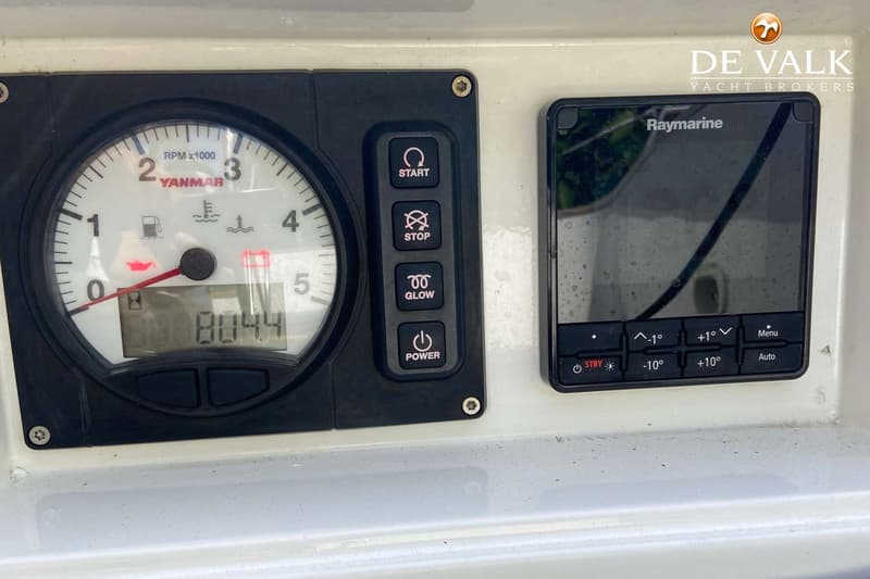 Een Yanmar toerenteller met 804.4 uur, start/stop/glow/power knoppen, en een Raymarine display met bediening.