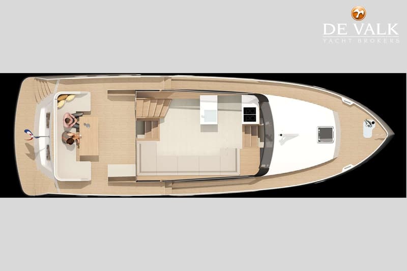 Een bovenaanzicht van een jacht met een houten dek, een zithoek achterin en een kombuis in het midden. — Thomasz Yacht 412 AC