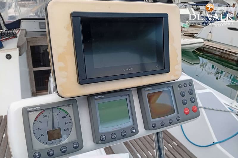 Een Garmin-scherm en drie Raymarine-instrumenten, waaronder een windmeter, zijn gemonteerd op een boot. — Alubat OVNI 445