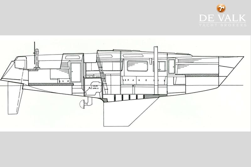 Een technische tekening van de zijkant van een zeilboot, met een roer, schroef en een Volvo 2003 motor. — Maestro 35