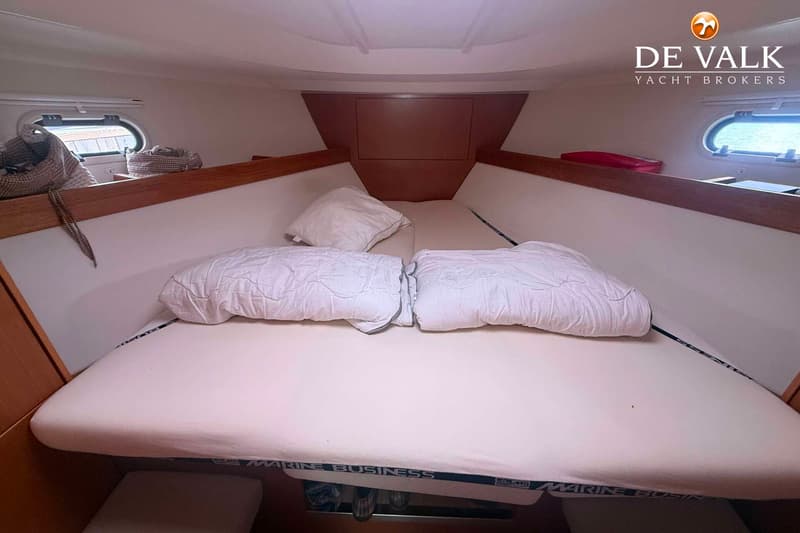 De foto toont een kajuit met een V-vormig bed, twee kussens en twee opgerolde dekbedden. — Bavaria Motor Boats 34 Sport