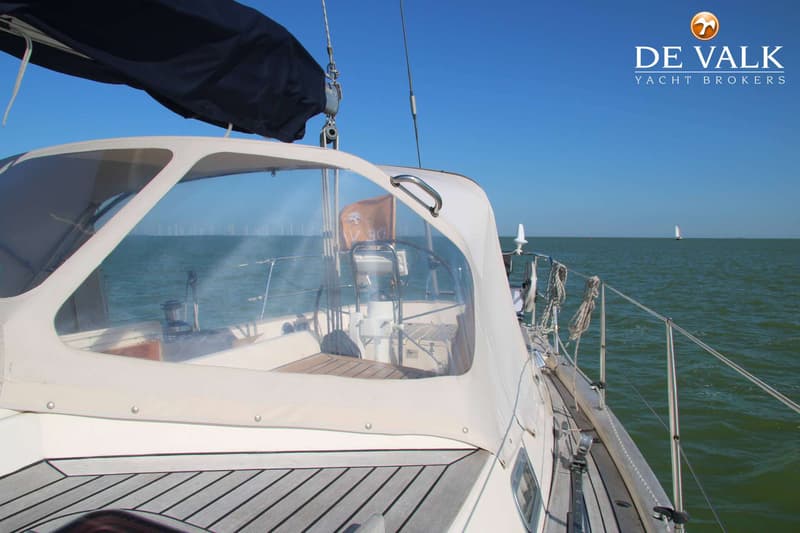 Een zeilboot met een beige buiskap en een teakdek vaart op open water onder een helderblauwe lucht. — Victoire 42 Classic
