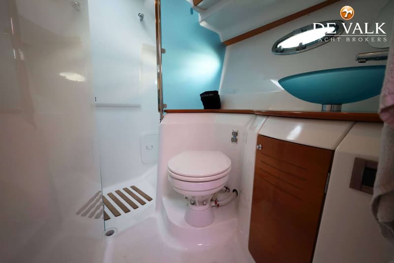 De foto toont een badkamer in een boot met een toilet, een douche en een wastafel. — Beneteau Flyer 12 Cabin