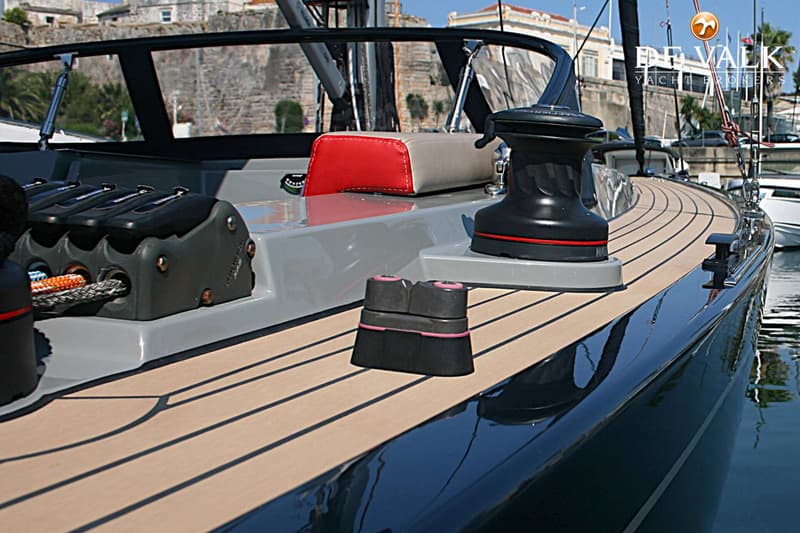 Een detailfoto van het dek van een zeilboot met een lier, touwklemmen en een teakdek. — Saffier SE27 Leisure