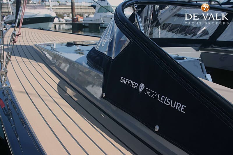 Een detailfoto van het dek van een boot met een zwarte buiskap met "SAFFIER SE27 LEISURE" erop. — Saffier SE27 Leisure