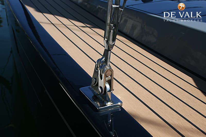 Een detailfoto van een spanner op een donkere boot met een houten dek. — Saffier SE27 Leisure