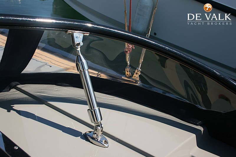 Een detailfoto van een boot met een doorzichtig windscherm, een metalen steun en een zwart zeil. — Saffier SE27 Leisure