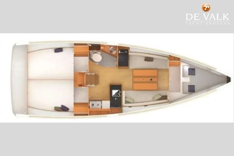 Een bovenaanzicht van een bootinterieur met twee slaapcabines, een kombuis, een salon en een badkamer.